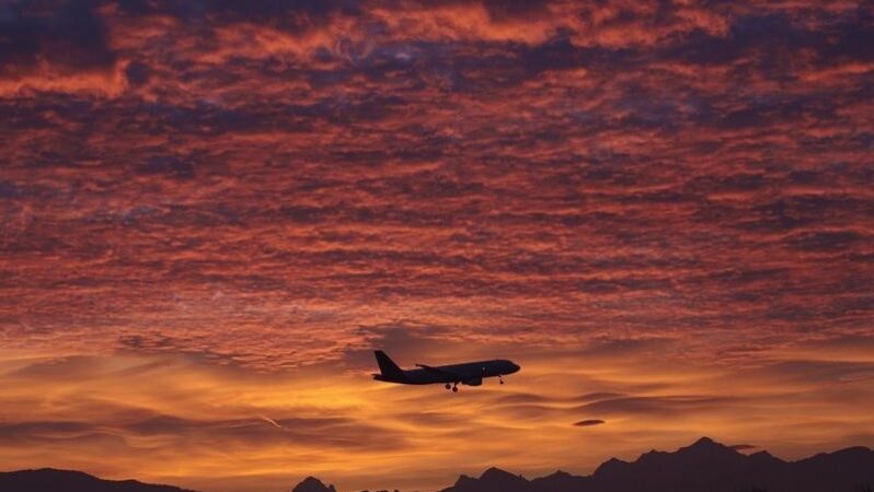 IATA: Ağustos’ta hava yolu yolcu talebi artışı yavaşladı