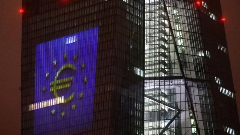 ECB, enflasyon düşmezse üçüncü çeyrekte varlık alımlarını bitirecek